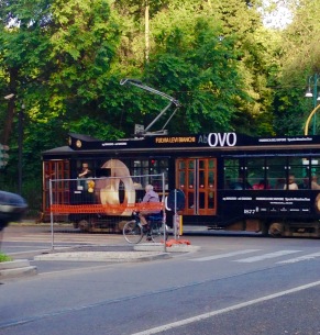 una bici, un tram alle spalle della Triennale